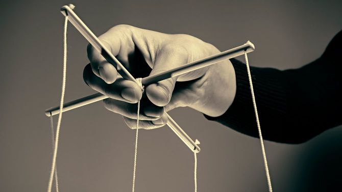 操り人形を操作する人の手元