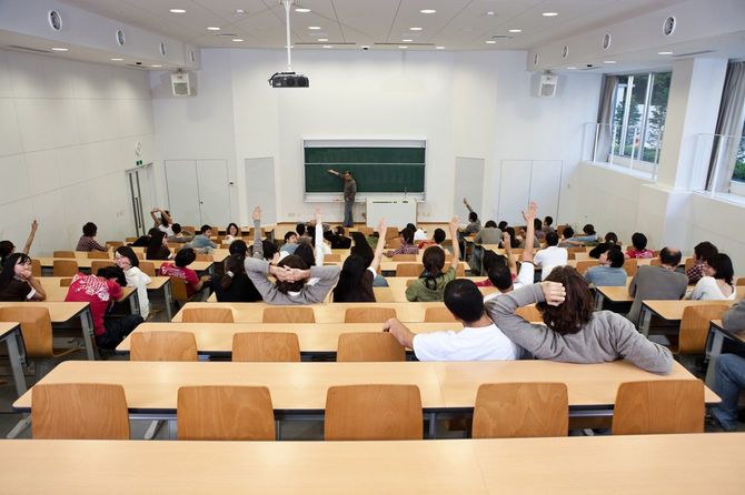 講義中の大学の教室