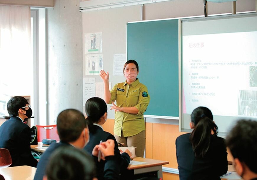 中1「職業講話」で、環境省の自然保護官として働く卒業生から自然保護の現場について聞く。