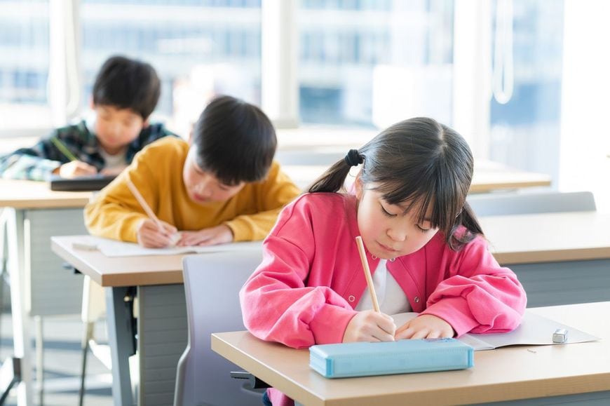 教室でテストを受ける小学生