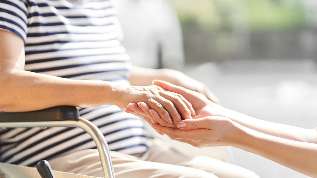 ｢脳腫瘍を患って覚悟が決まった｣83歳･現役看護師が働く人生最後に最高の舞台を提供する"看取りができる施設" スマホを2台持って､24時間対応する