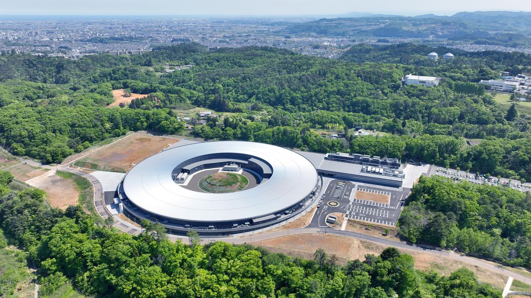 世界最高水準の巨大顕微鏡がついに動き出す…総工費400億円のために採った｢国のお金｣以外の画期的な方法 ｢ナノテラス｣の実現に導いたある科学者の執念