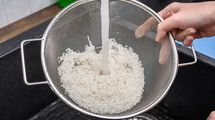 コメはザルに入れて研いではいけない…｢3回と4回では味がまったく変わる｣コメの正しい研ぎ方