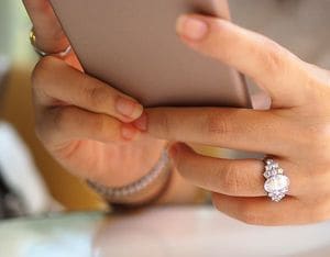 スマート フォンを使って女性の手のクローズ アップ