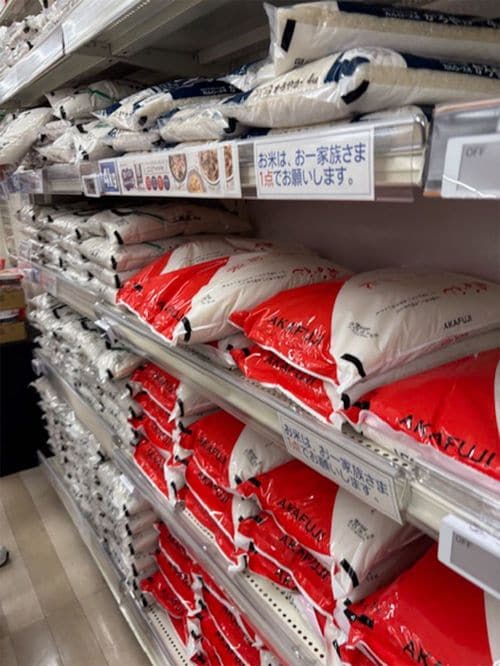 スーパーの棚に並んだ米