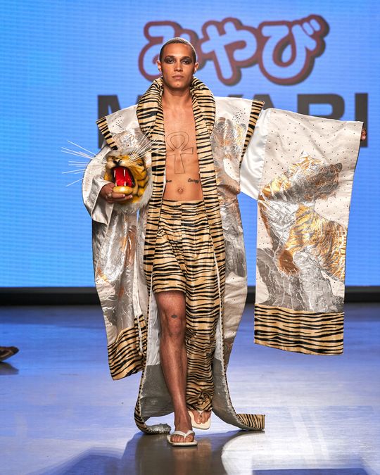 ショーの中盤、張り子のトラを抱えて現れたモデル。