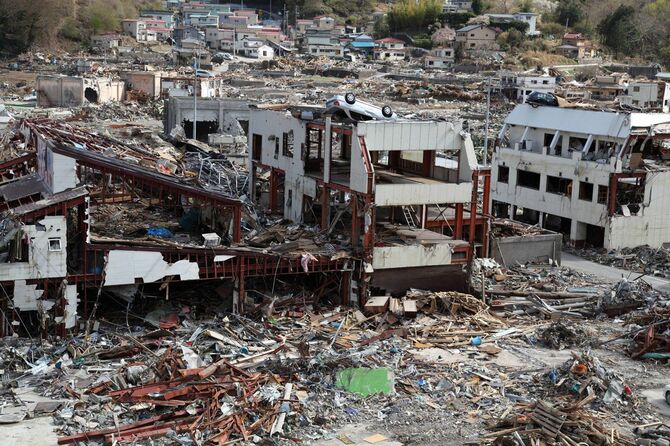 東日本大震災の津波で破壊された街
