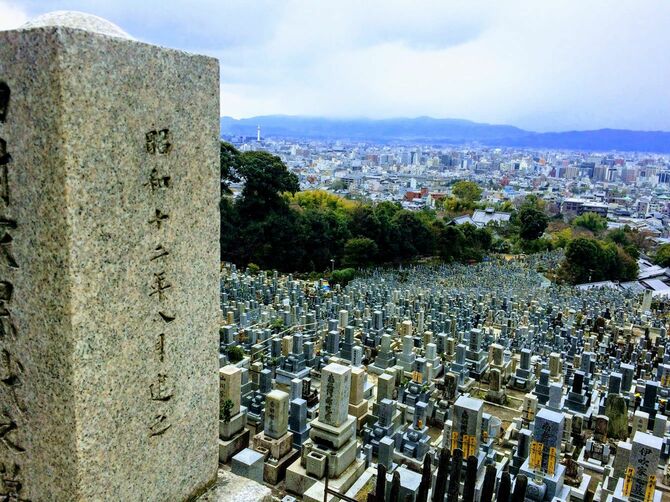 無数の墓が並ぶ京都・東山の東大谷墓地
