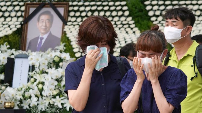 2020年7月11日、韓国・ソウル市庁舎前に設置された追悼祭壇で、泣き崩れる韓国人。