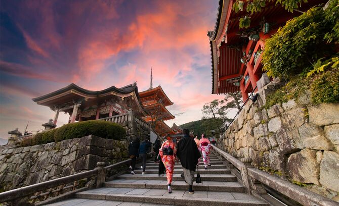新型コロナウイルス感染拡大で観光客が減った京都・清水寺に続く参道