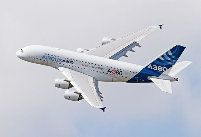 世界初の総2階建て旅客機エアバスA380。旅客機としては世界最大の機種。