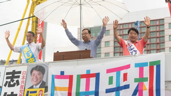 2022年6月24日、博多駅前で演説する志位和夫日本共産党委員長（中央）
