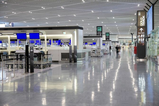2020年12月6日、新型コロナ感染拡大を受け、ほとんど人けのない成田国際空港