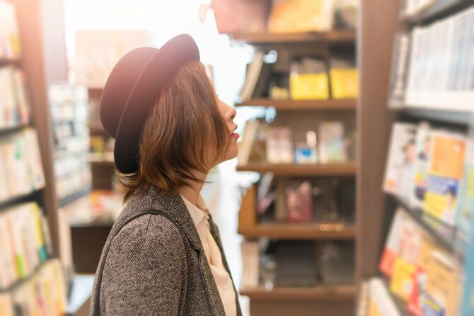 書店で本を探す若い女性