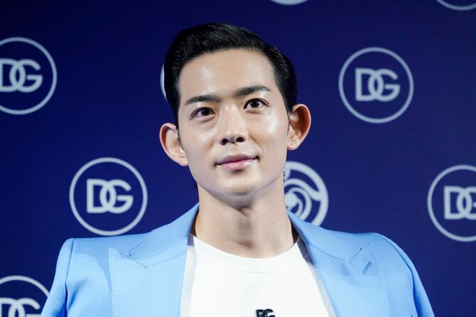 TVアニメ「呪術廻戦」とコラボレーションしたドルチェ&ガッバーナのポップアップストアに来場した俳優の竜星涼さん(=2022年4月21日、東京都渋谷区)