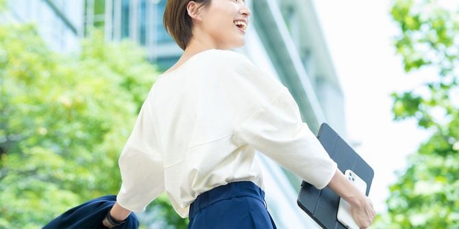 笑顔で歩くビジネスウーマン