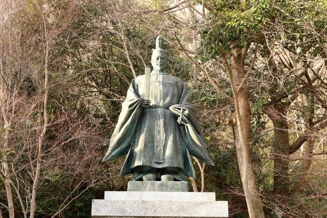 八幡公園の秀次像