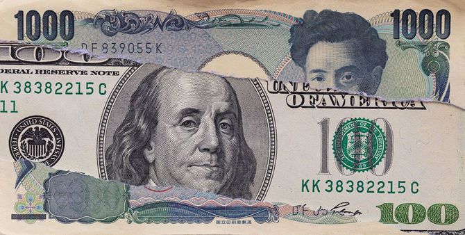 破れた千円札と、アメリカの100ドル札を組み合わせた画像