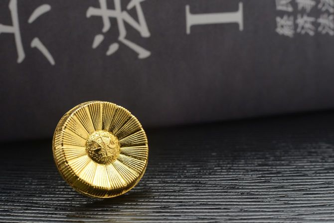 弁護士バッジと六法全書