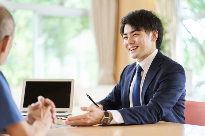 困るごとへの提案をする営業マン