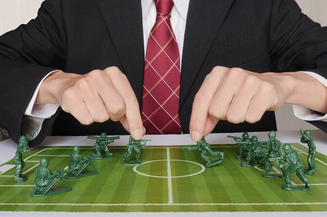 ピッチ上で戦う代理戦争のイメージ