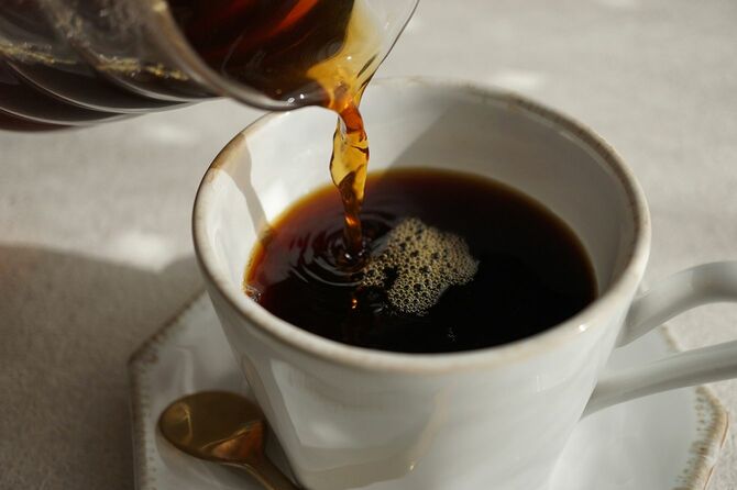 白いカップにコーヒーを入れる