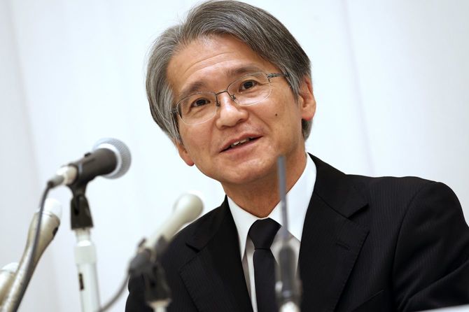 所属していた女性団員が急死した問題の記者会見で発言する宝塚歌劇団の木場健之理事長＝2023年11月14日午後、兵庫県宝塚市