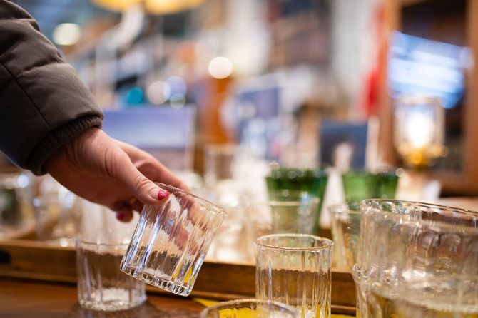 ガラスを選ぶ女性の手