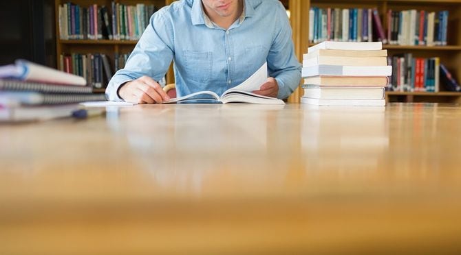 図書館で勉強するイメージ