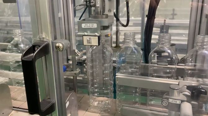 工場でのペットボトル製造