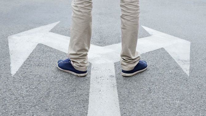 岐路に立つ男性