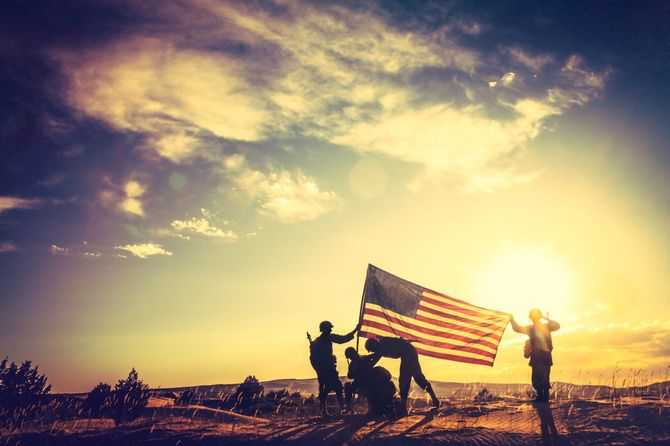 アメリカ国旗を掲揚する兵士