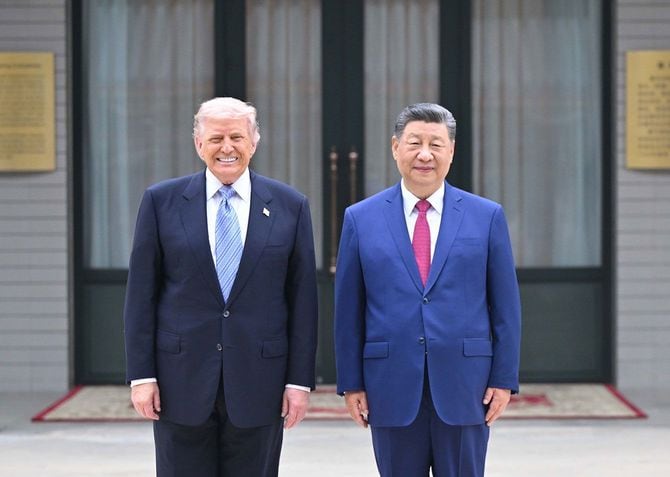 中国の習近平国家主席（右）は2026年5月15日午前、北京の中南海で米国のトランプ大統領と小範囲の会談を行った。〔新華社＝中国通信〕