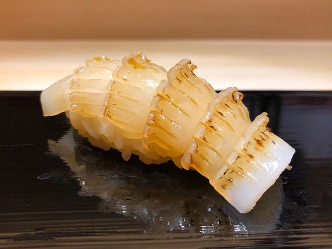 飾り切りのイカの握り