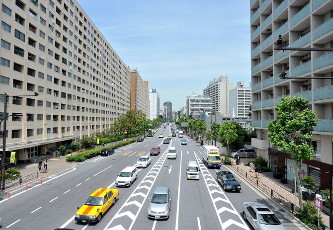 外苑西通りと都営広尾5丁目アパート（＝2011年5月25日、東京都港区）