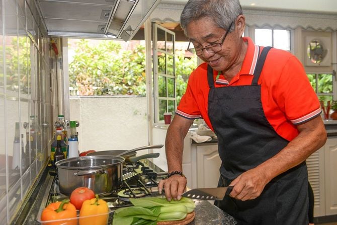 料理をするシニア男性
