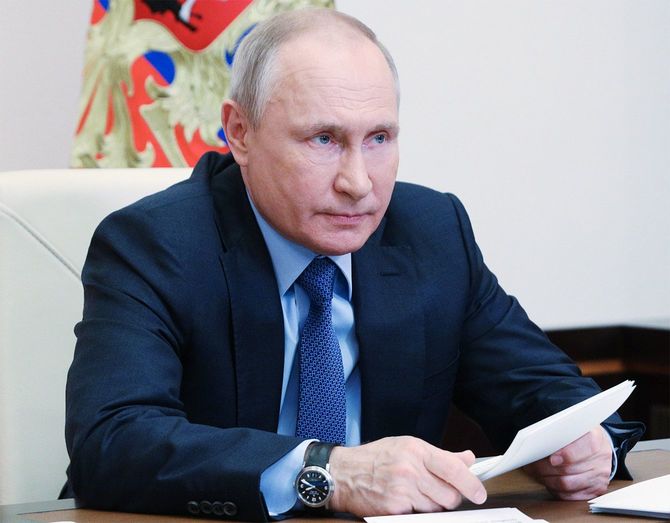 ロシアのモスクワ郊外にあるノボオガリョボで、ポベダ（勝利）組織委員会の会議をビデオ会議で行うプーチン大統領＝2021年5月20日