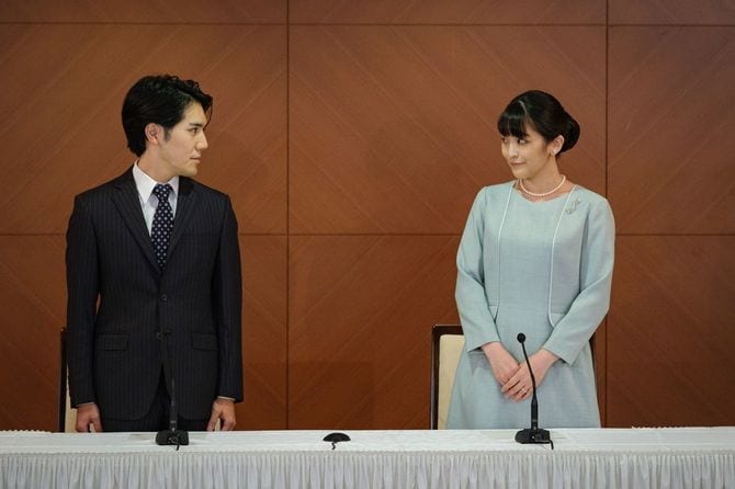 結婚後、記者会見に臨む小室圭さんと眞子さん夫妻＝2021年10月26日午後、東京都千代田区