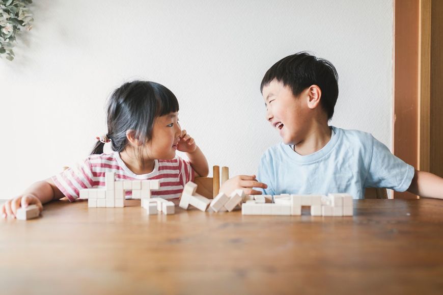 木製ブロックで遊ぶきょうだい