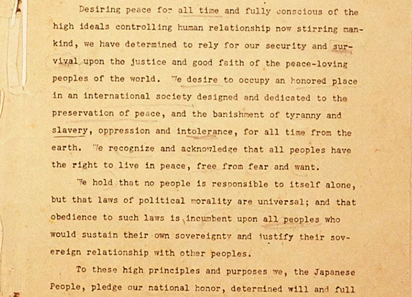 英語で読めばわかる「憲法解釈」の欺瞞 "平和憲法"は"日米同盟"とセットだ