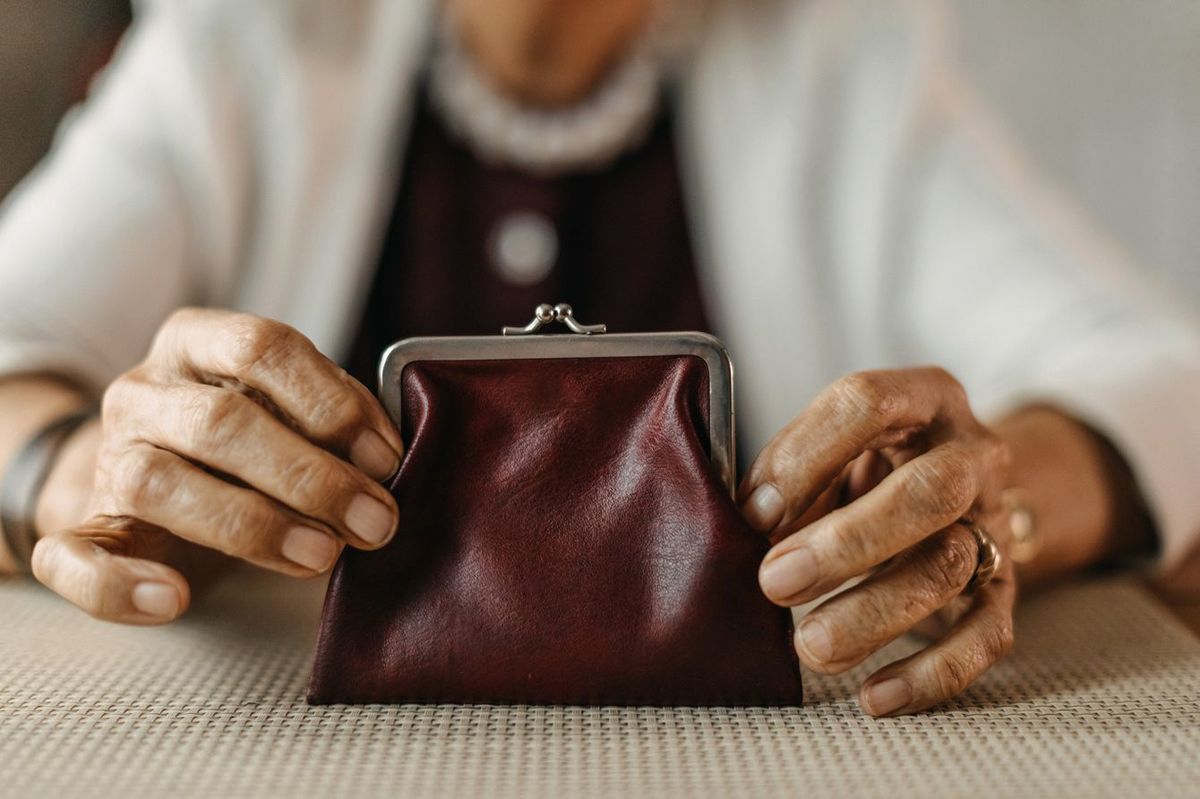 高齢者と財布