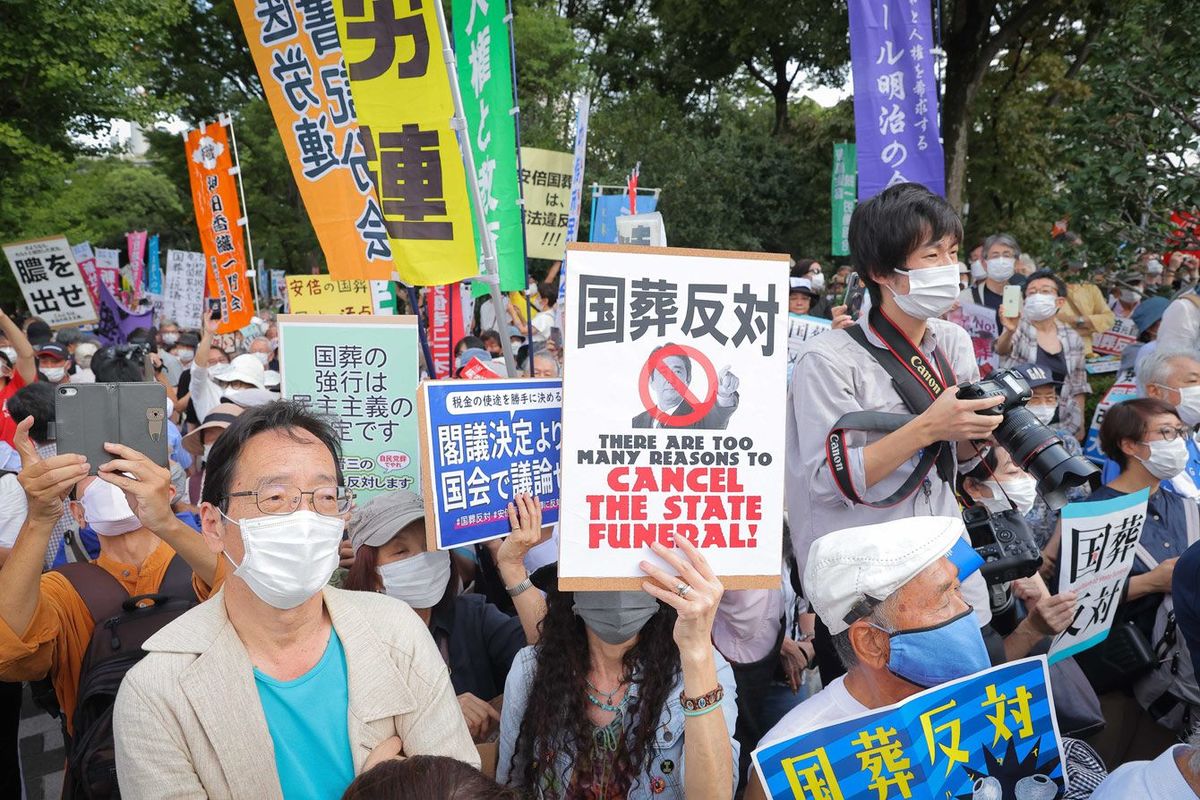 2022年9月27日、国会議事堂前（東京）にデモ隊が集まり、安倍晋三元首相の国葬を政府が決定したことに不満を表明した。