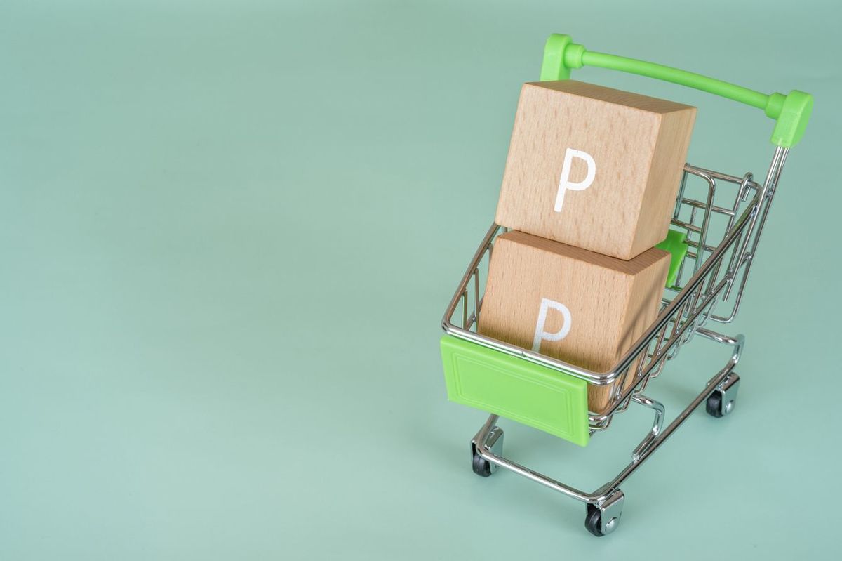 おもちゃのショッピングカートに積まれたPの文字が書かれた木製ブロック