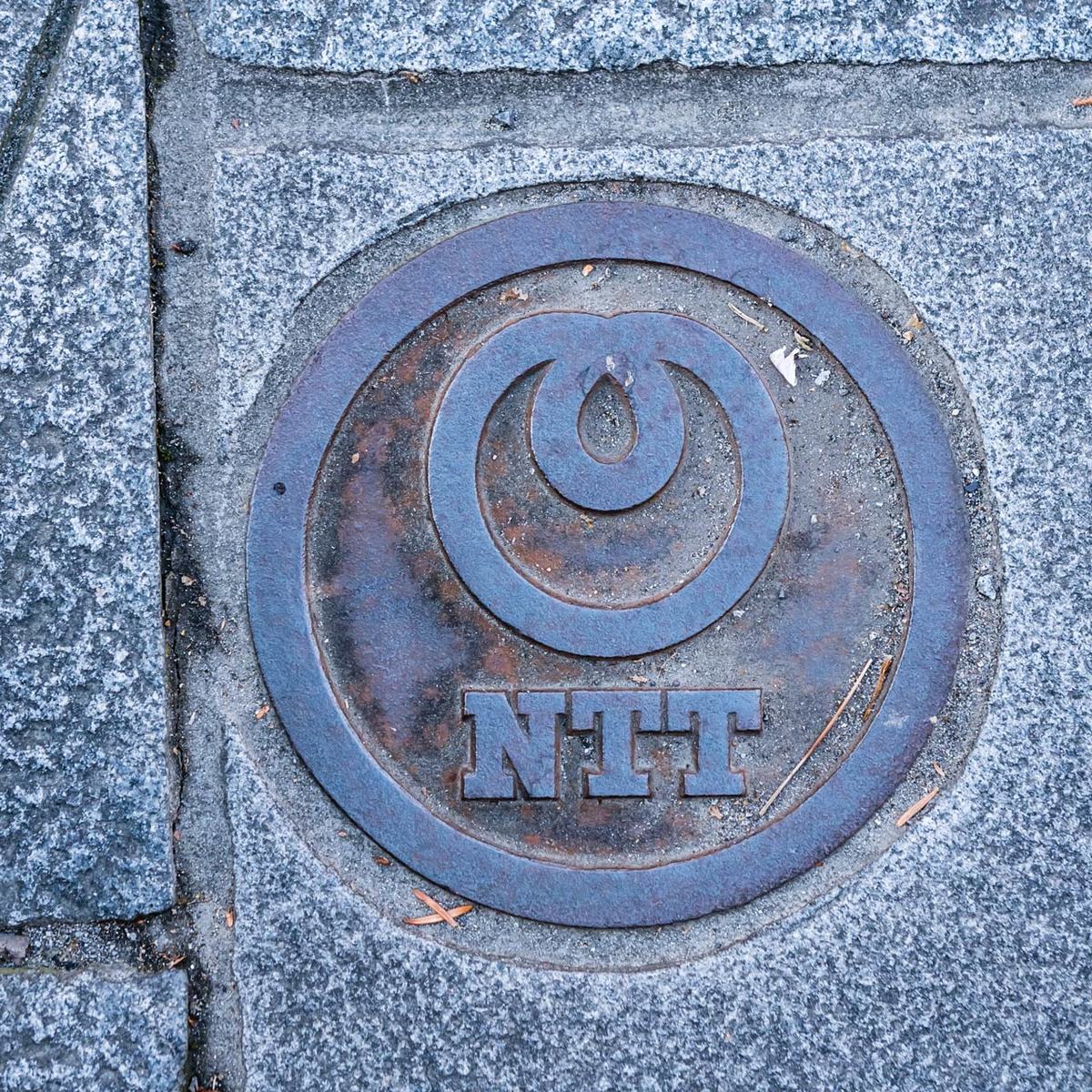 NTTのロゴマークが見えるマンホールカバー