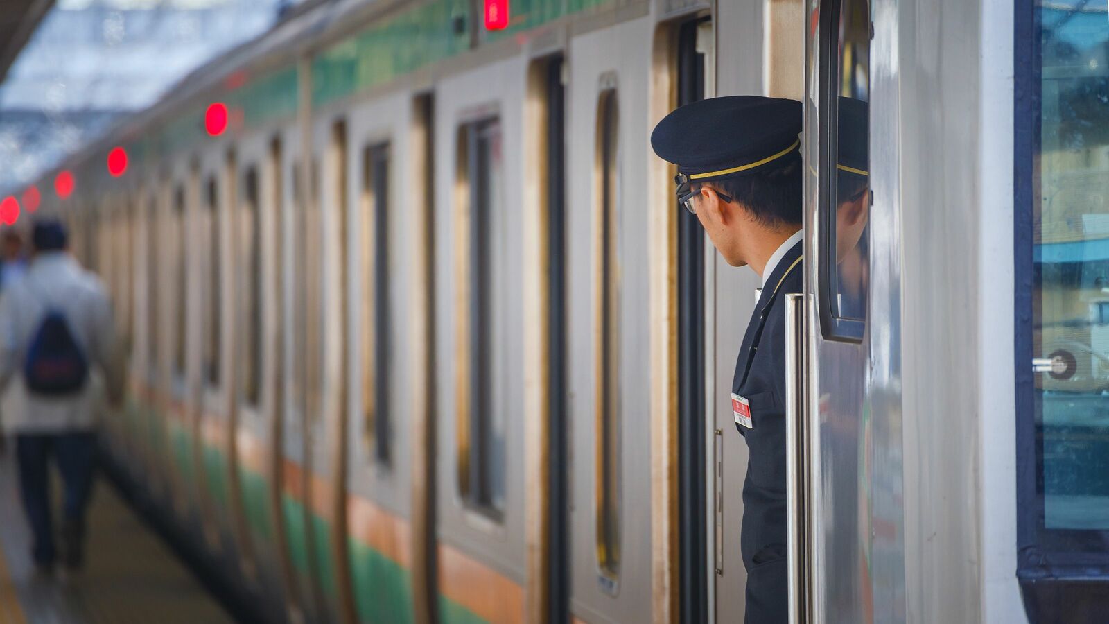 外国人は｢電車内の過剰アナウンス｣に嫌気がさす…日本自慢の｢丁寧すぎるおもてなし｣が逆効果になるワケ 子ども扱いされているように感じる