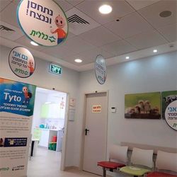 クリニック内の待合室。「予防接種して勝つ」「私もコロナ予防接種済」等の標語（筆者提供）