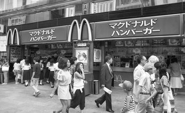 立ち食い=貧乏くさい｣の常識を破壊した…銀座のレディが｢1個80円の