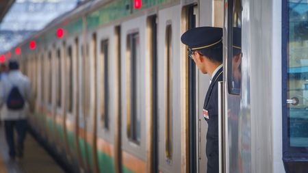 外国人は｢電車内の過剰アナウンス｣に嫌気がさす…日本自慢の｢丁寧すぎるおもてなし｣が逆効果になるワケ 子ども扱いされているように感じる |  PRESIDENT Online（プレジデントオンライン）