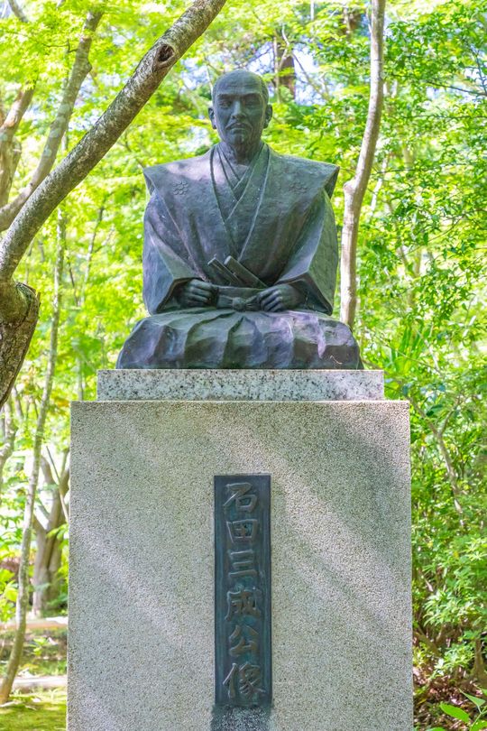龍潭寺の石田三成像（＝2021年5月30日、滋賀県彦根市）