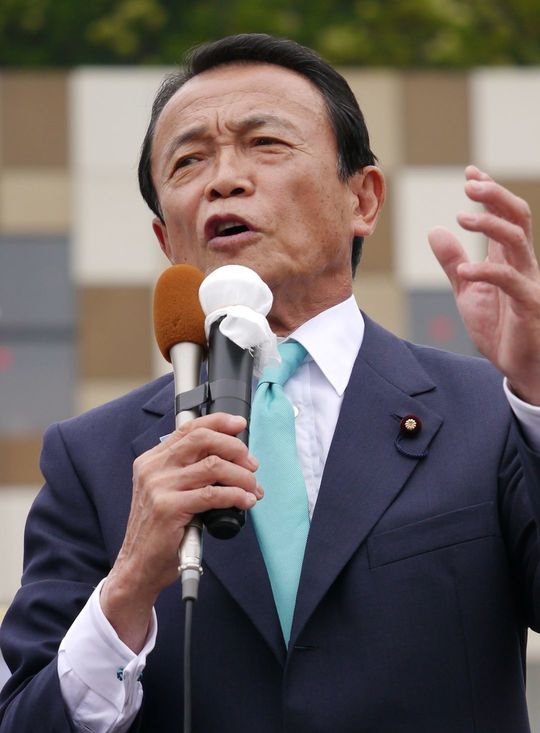 麻生太郎氏(2016年6月22日、センター北駅にて)